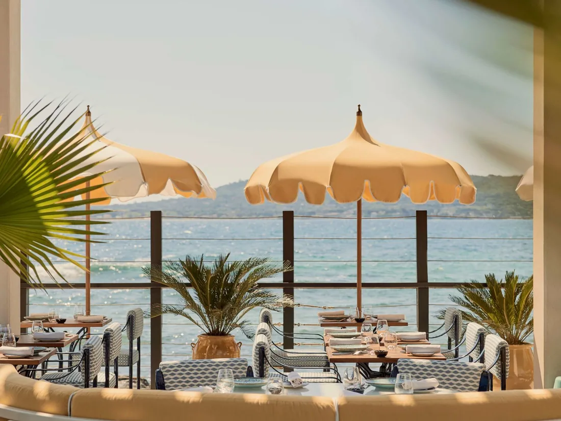 Les parasols dorés du beach club face au golfe.