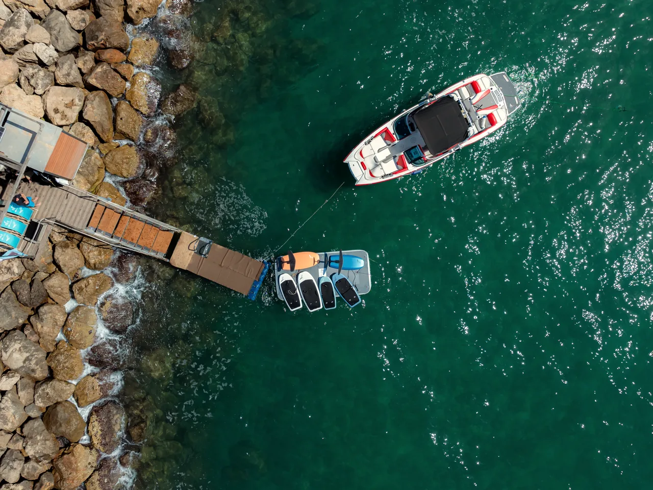 Riders et yachts au mouillage.