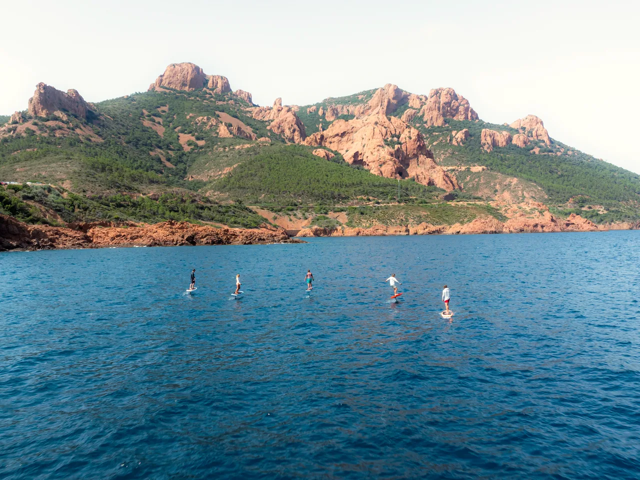 Riders en formation au-dessus du golfe.