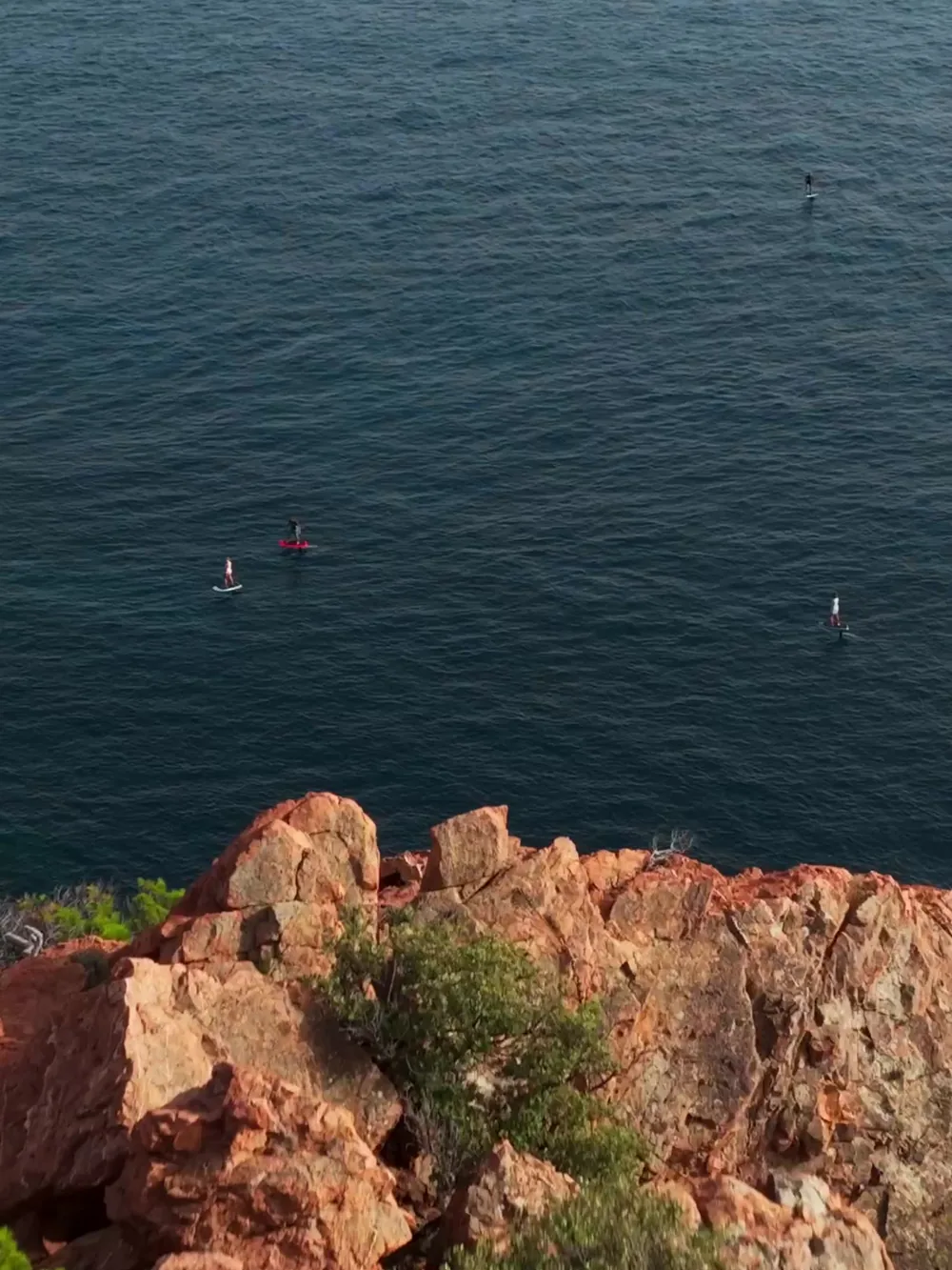 Rider sur une planche Lift orange devant le fort de Sainte-Marguerite.