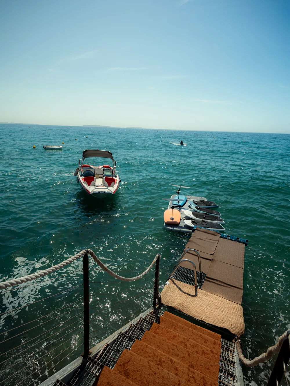 Riders en eFoil devant le port et ses yachts.